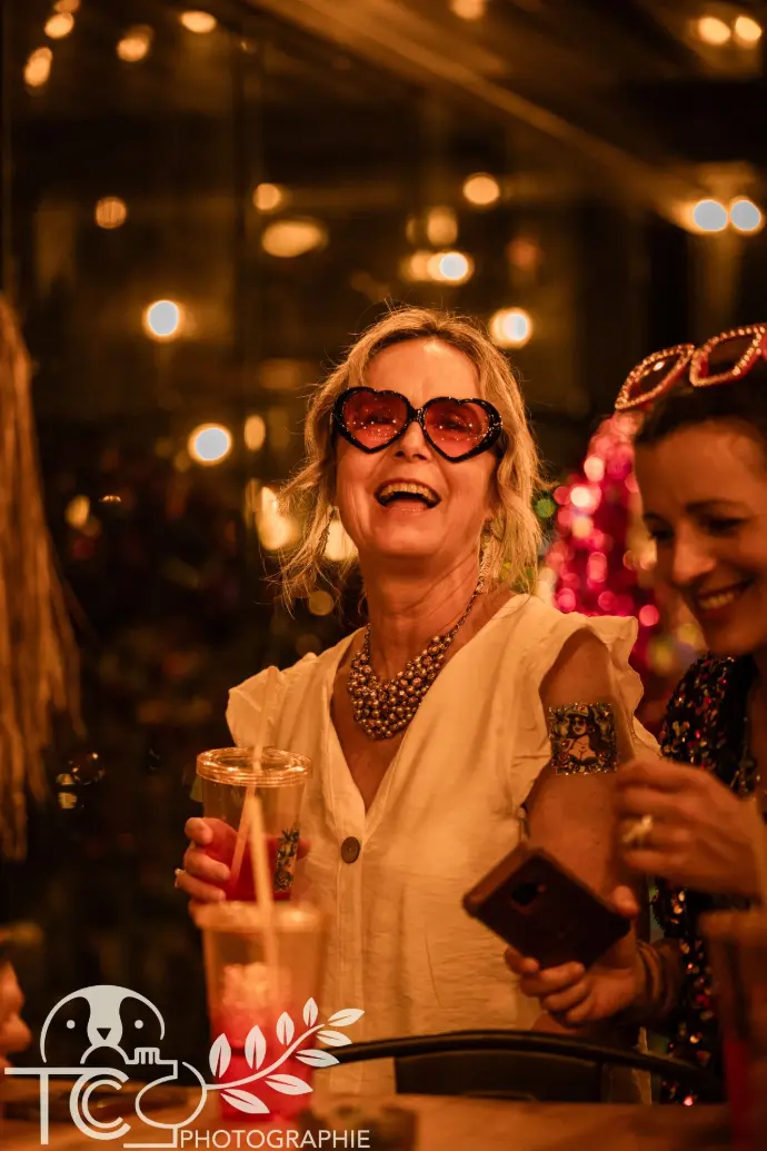 femme-qui-rigole-évènement-tons-oranges-teva-coffaro