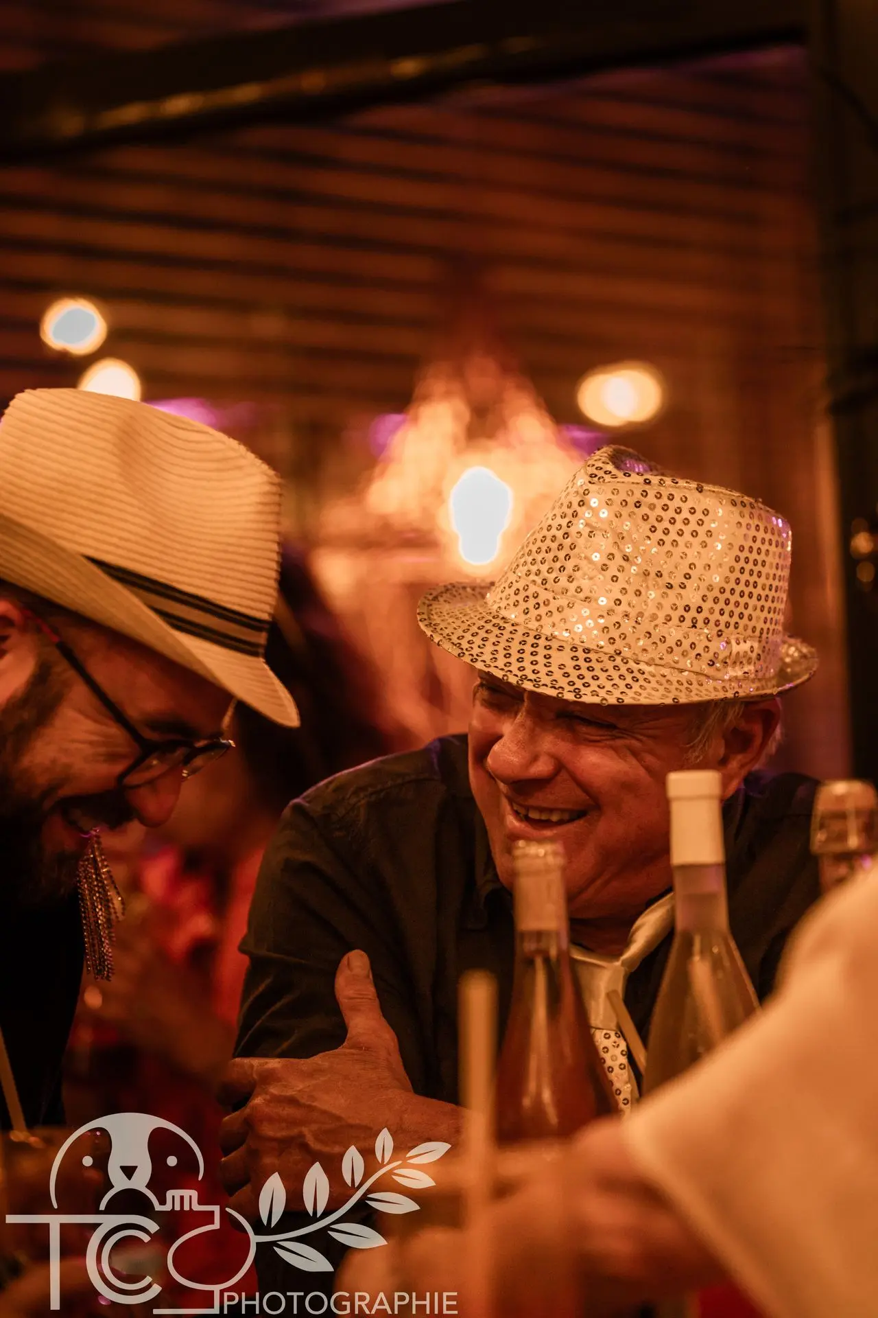 hommes-rigolant-chapeaux-paillettes-teva-coffaro