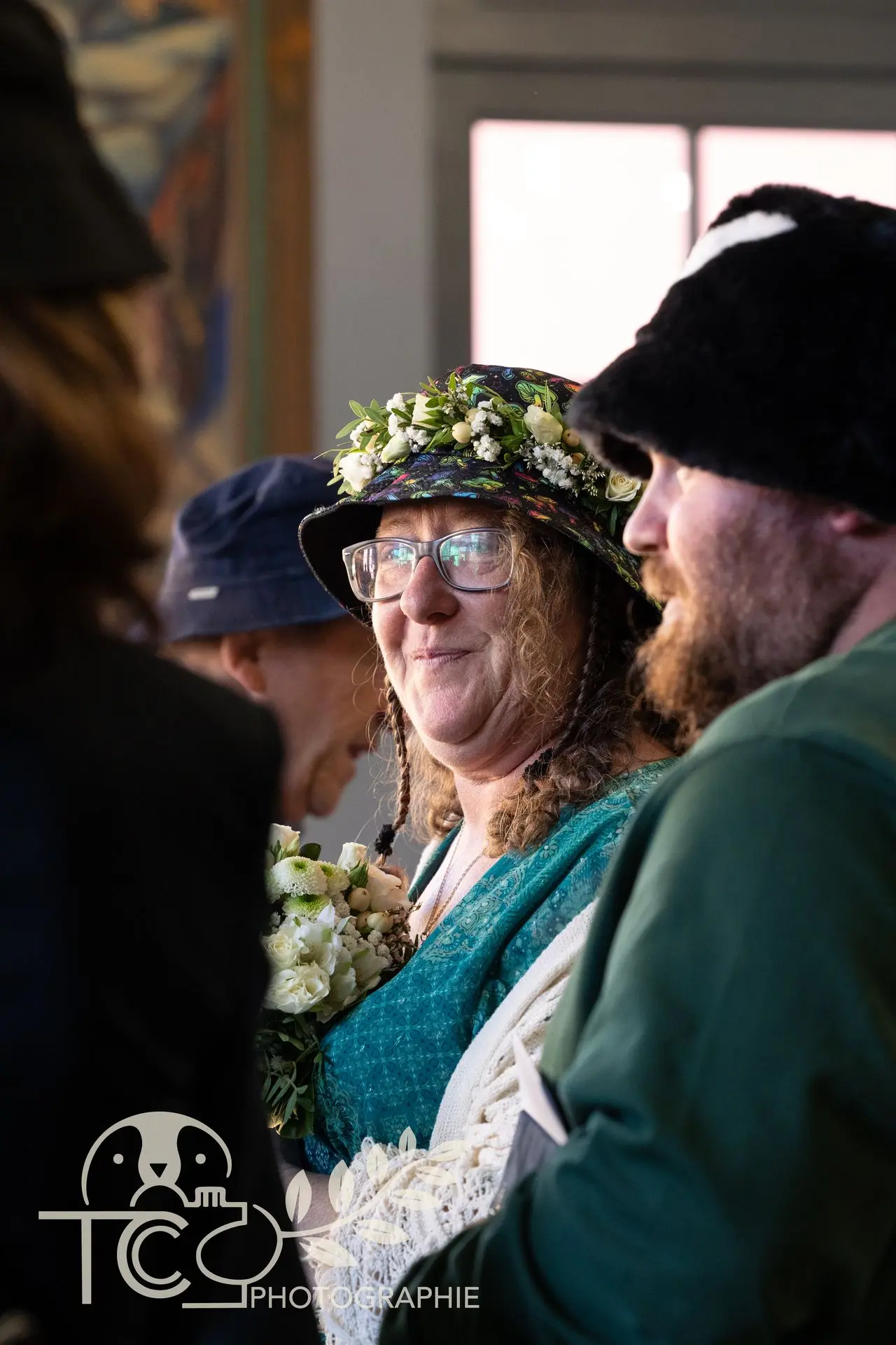 femme-mariage-chapeau-fleurs-teva-coffaro