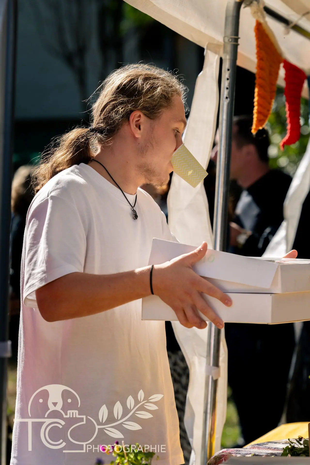 homme-boîte-nourriture-teva-coffaro