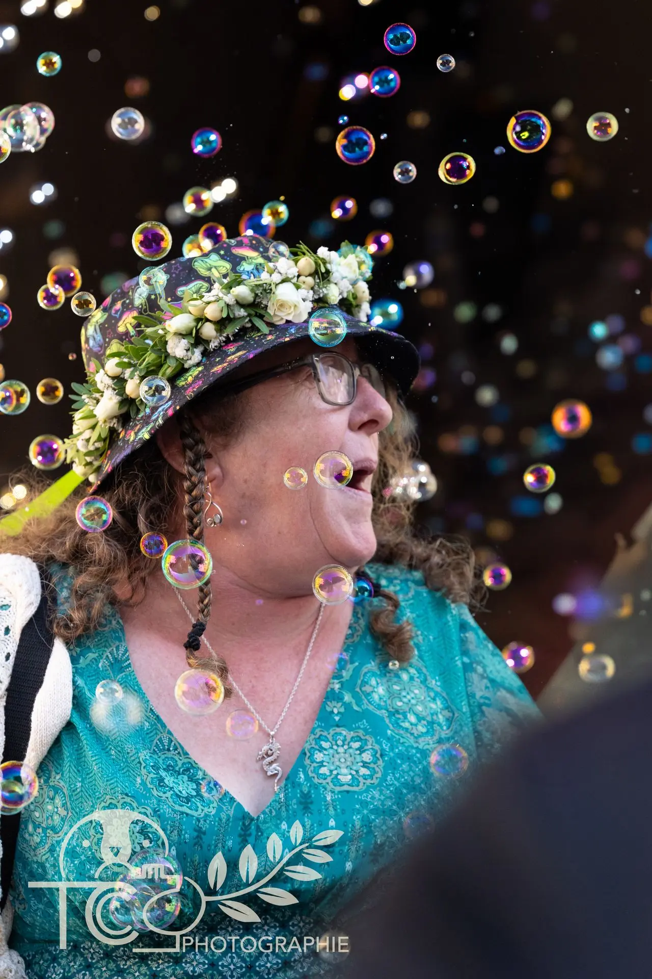 portrait-femme-chapeau-fleuri-bulles-mariage-teva-coffaro