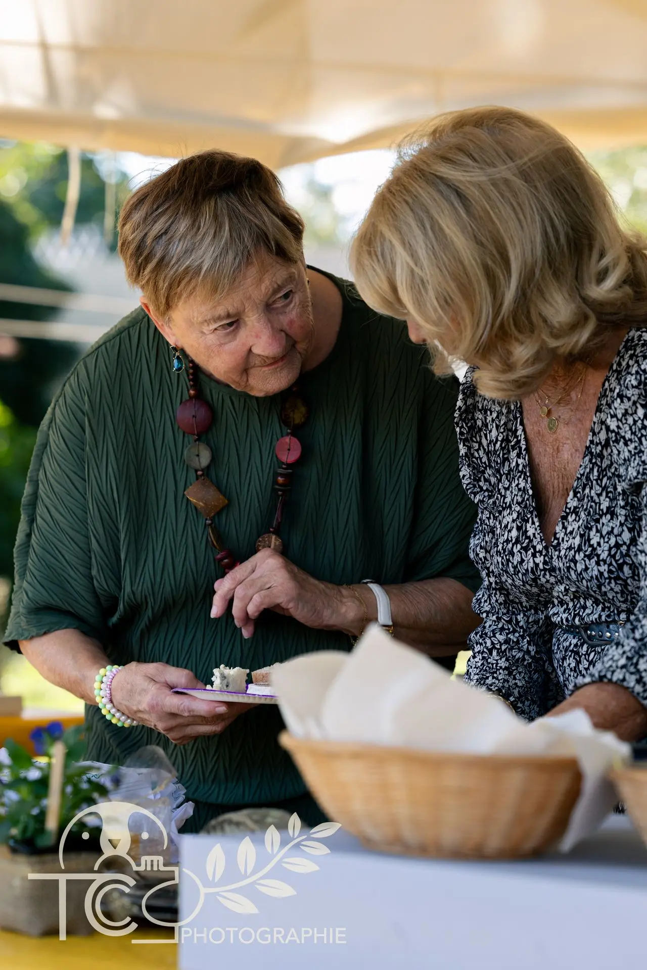 femmes-discutant-avec-fromages-teva-coffaro