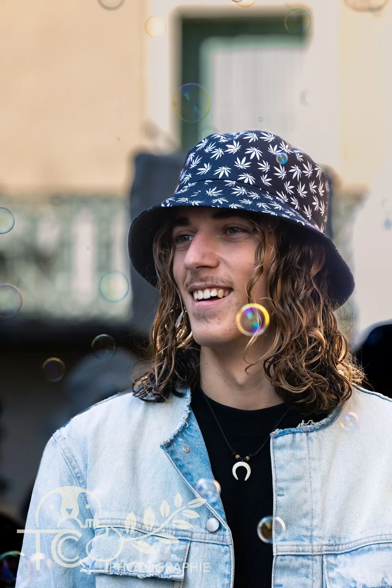 homme-qui-rigole-bulles-teva-coffaro