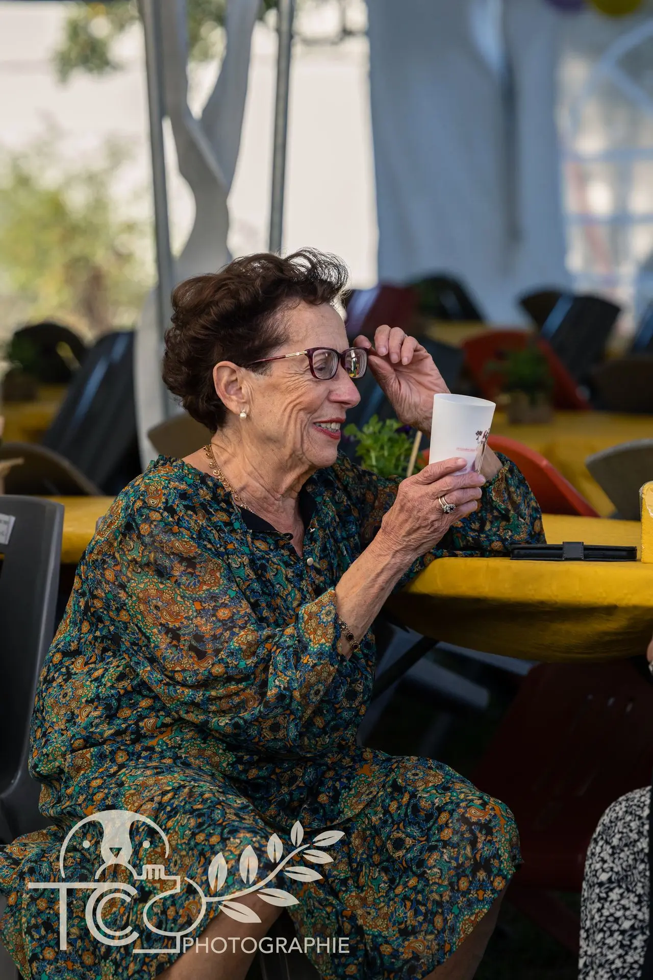 femme-qui-rigole-verre-teva-coffaro