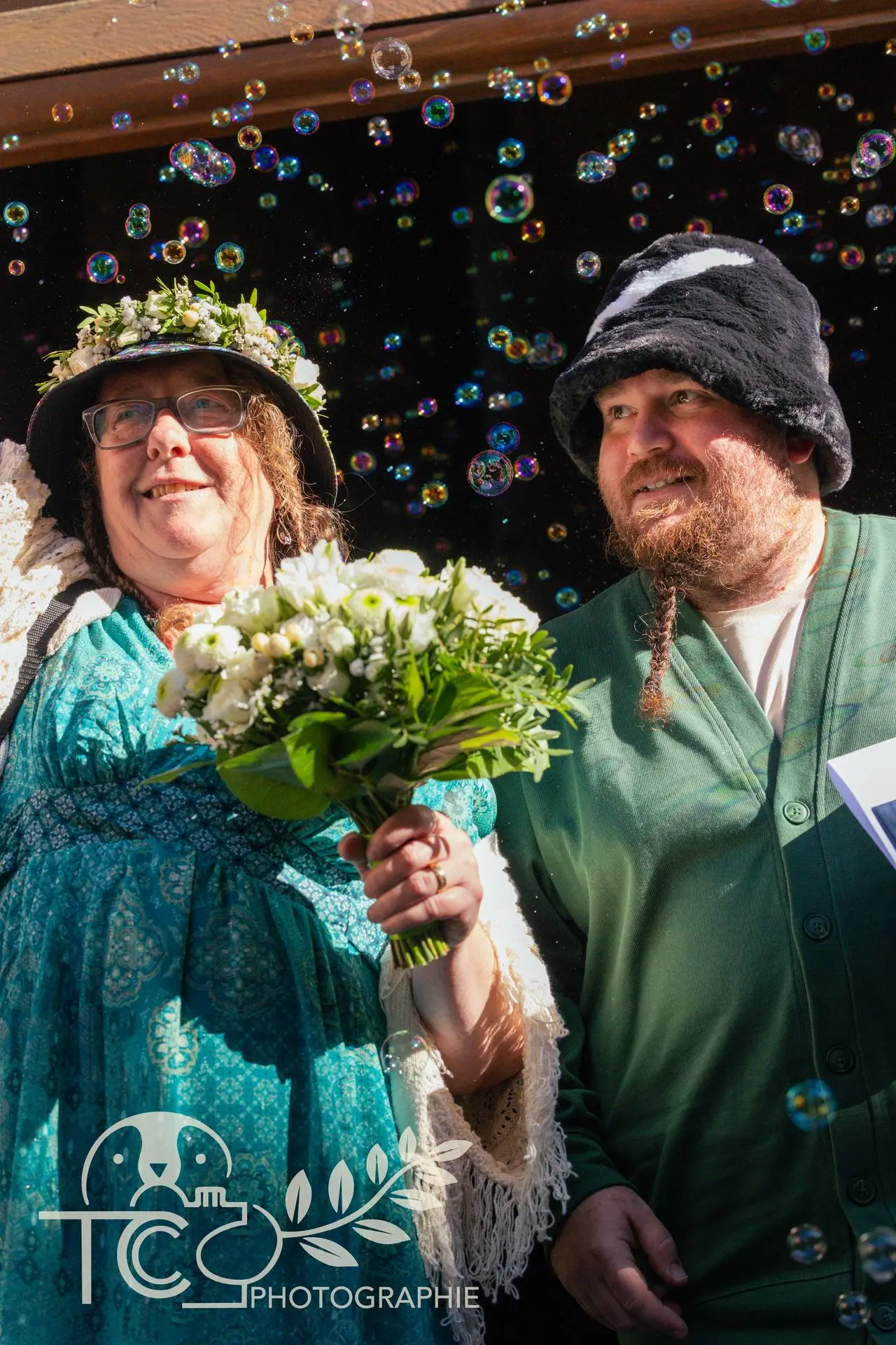 mariage-homme-femme-bouquet-de-fleur-teva-coffaro