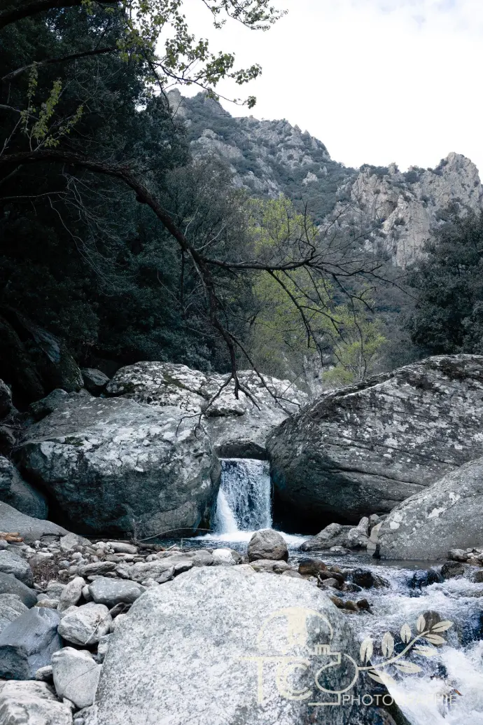 Roches-cascade-hiver-blanc-montagnes-teva-coffaro