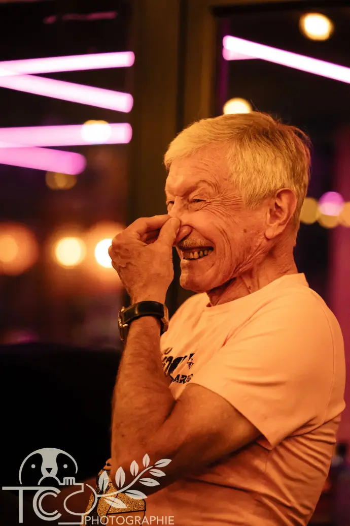 homme-rigolant-évènement-teva-coffaro