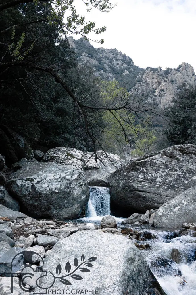 Roches-cascade-hiver-blanc-montagnes-teva-coffaro